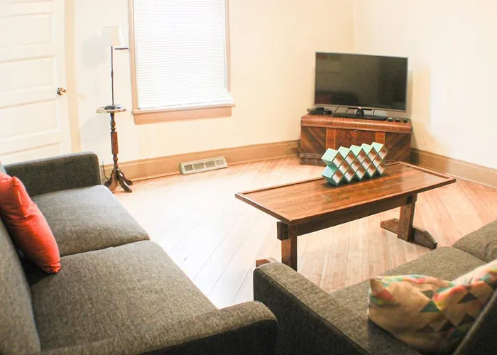 Comfortable - Pittsburgh's Little Italy Apartment